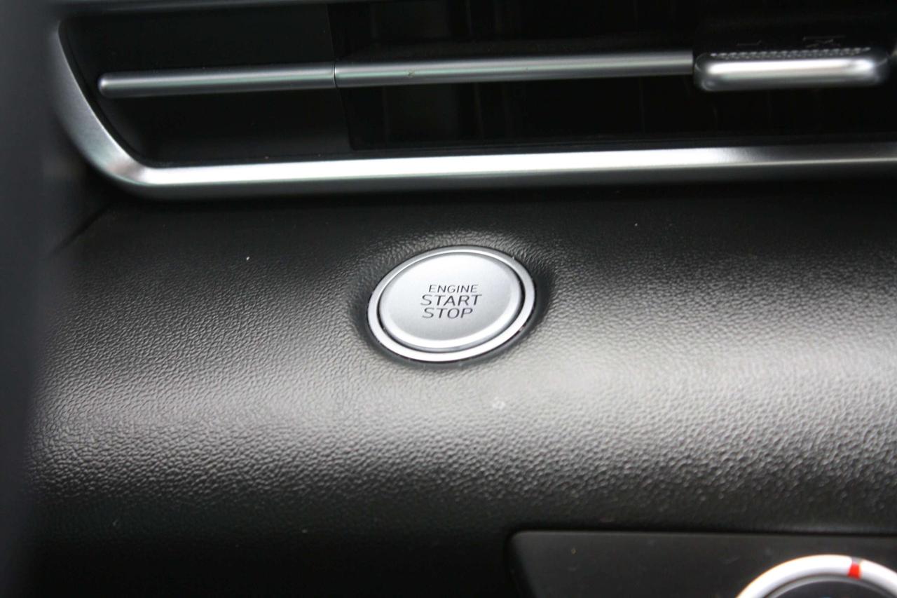 2023 Hyundai Elantra Preferred IVT Photo