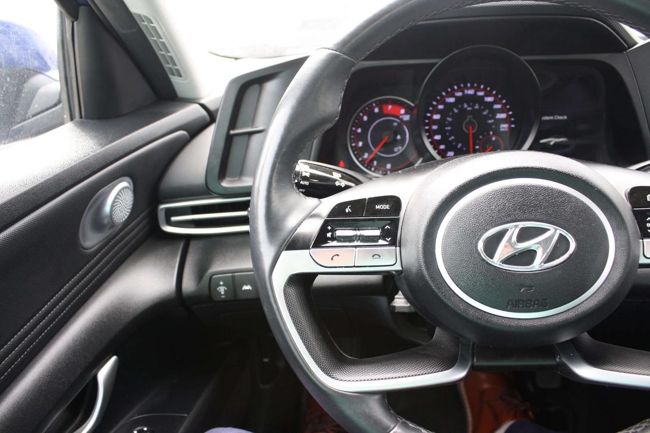 2023 Hyundai Elantra Preferred IVT Photo