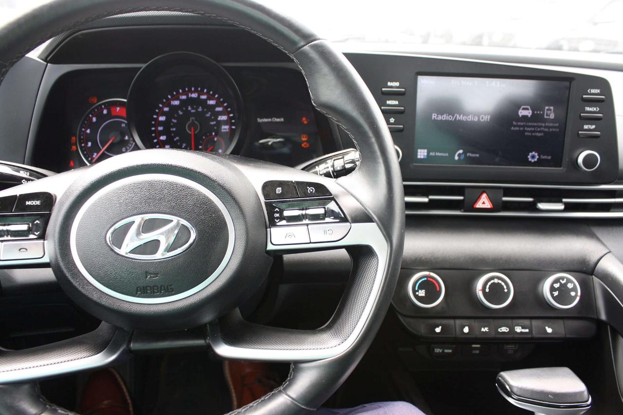 2023 Hyundai Elantra Preferred IVT Photo