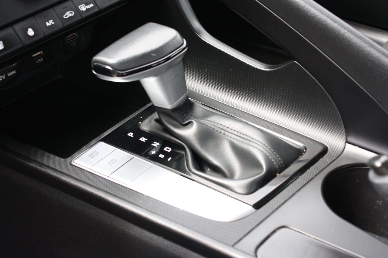 2023 Hyundai Elantra Preferred IVT Photo