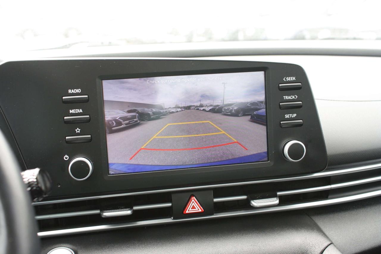 2023 Hyundai Elantra Preferred IVT Photo