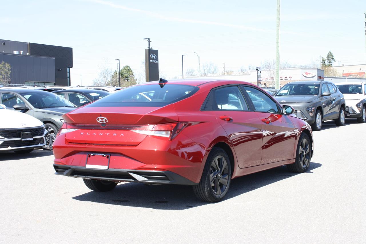 2023 Hyundai Elantra Preferred IVT Photo3