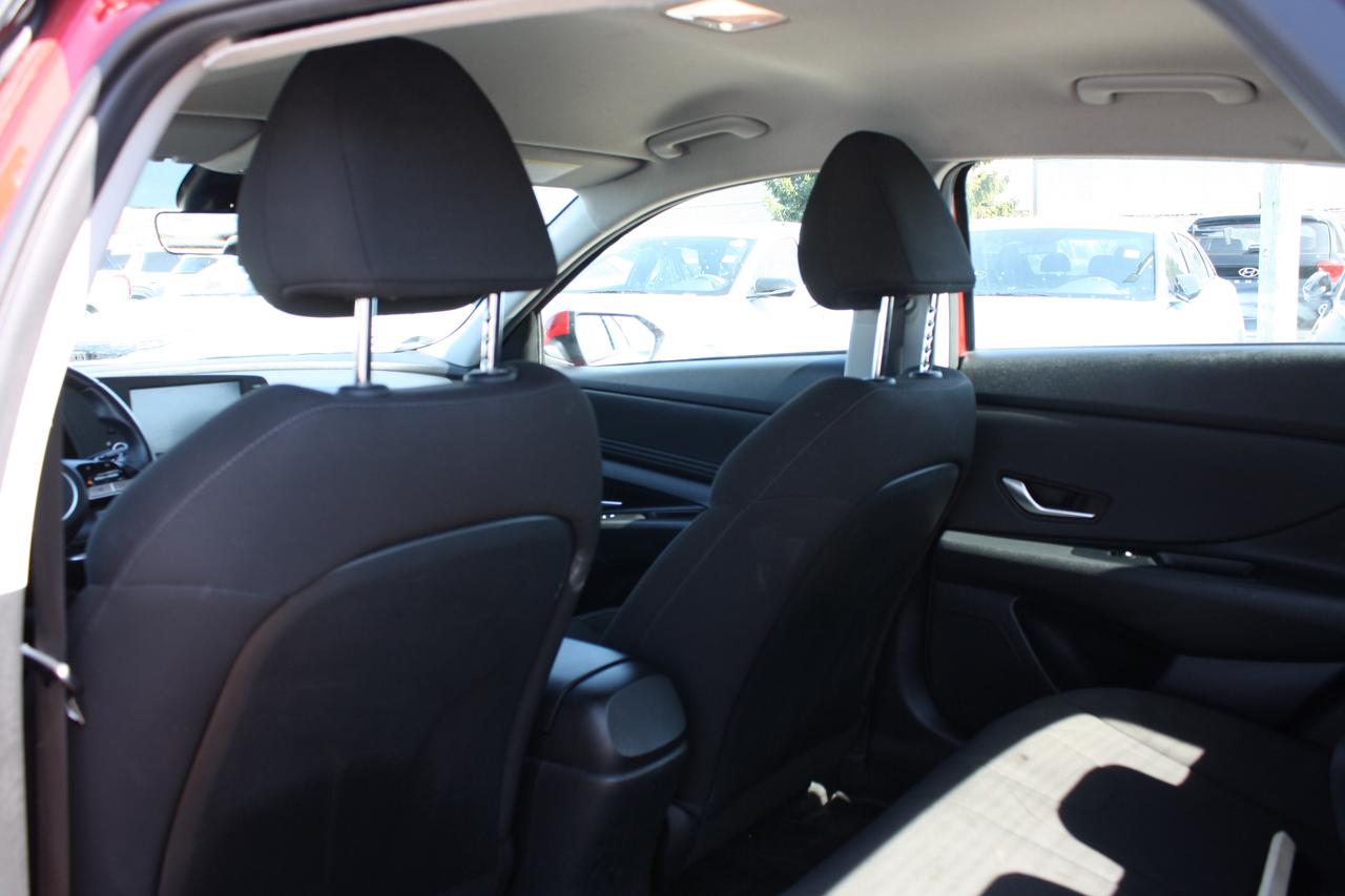 2023 Hyundai Elantra Preferred IVT Photo