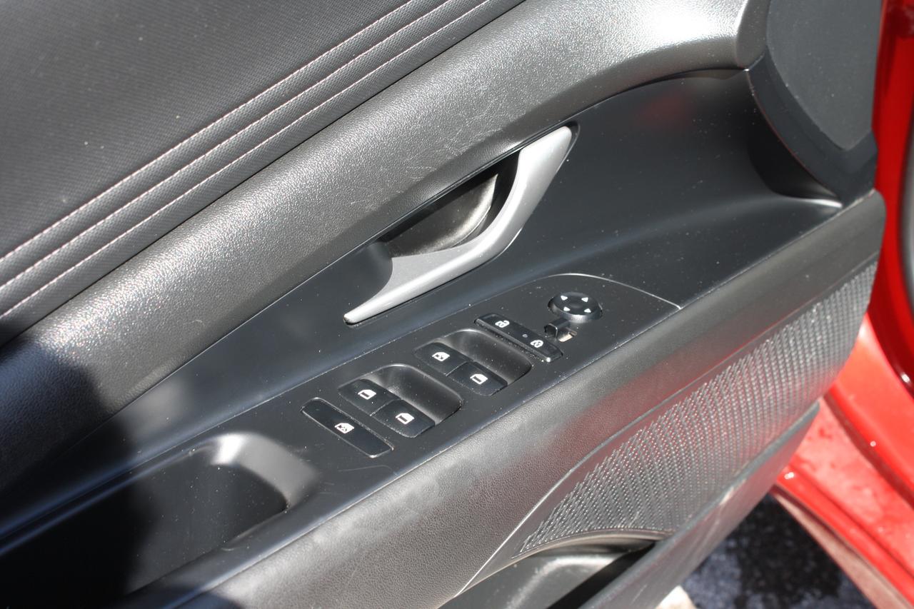 2023 Hyundai Elantra Preferred IVT Photo