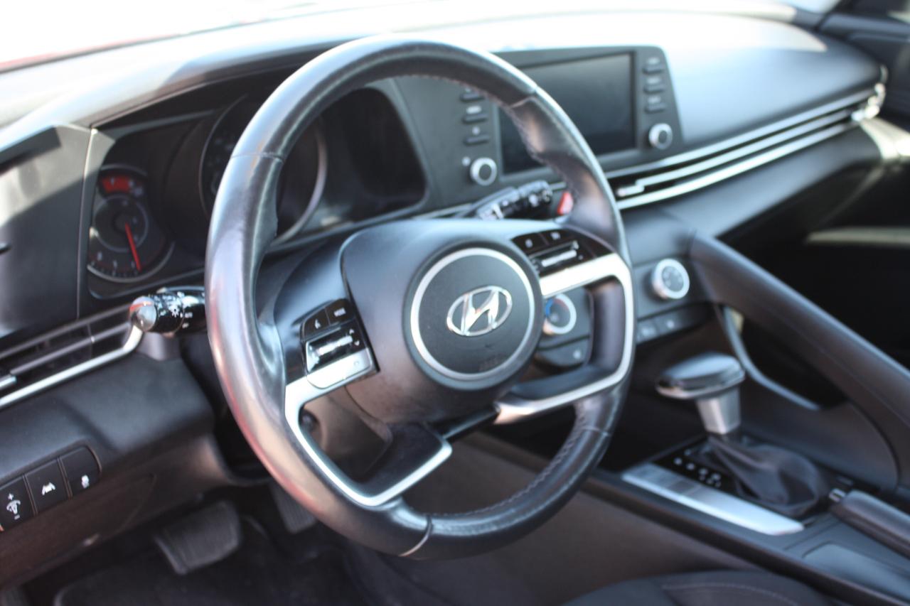 2023 Hyundai Elantra Preferred IVT Photo