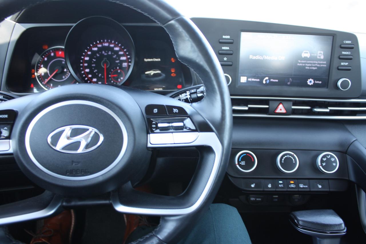 2023 Hyundai Elantra Preferred IVT Photo