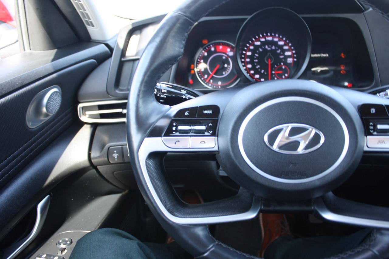 2023 Hyundai Elantra Preferred IVT Photo