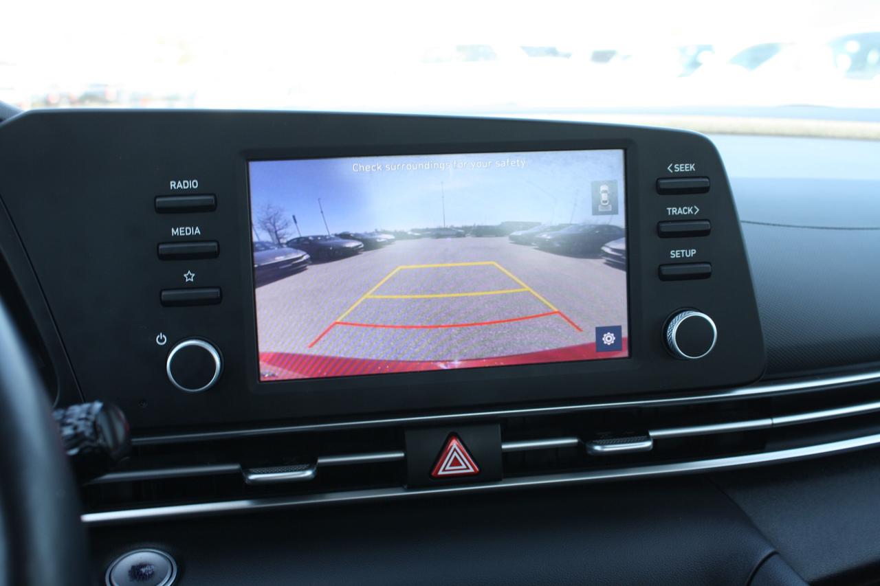 2023 Hyundai Elantra Preferred IVT Photo