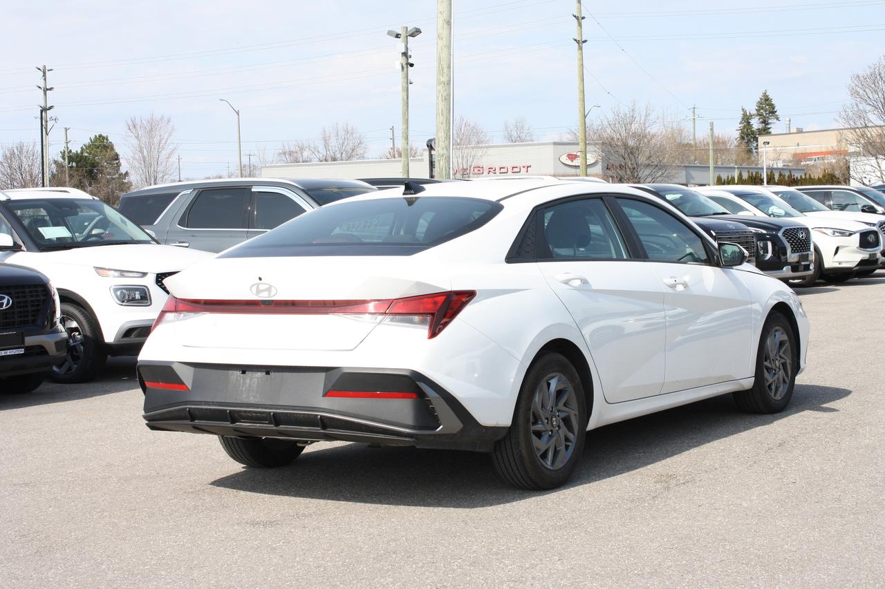2024 Hyundai Elantra Preferred IVT Photo3