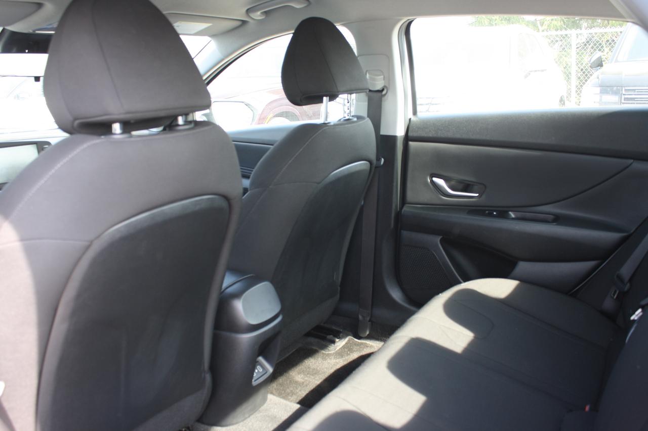 2024 Hyundai Elantra Preferred IVT Photo