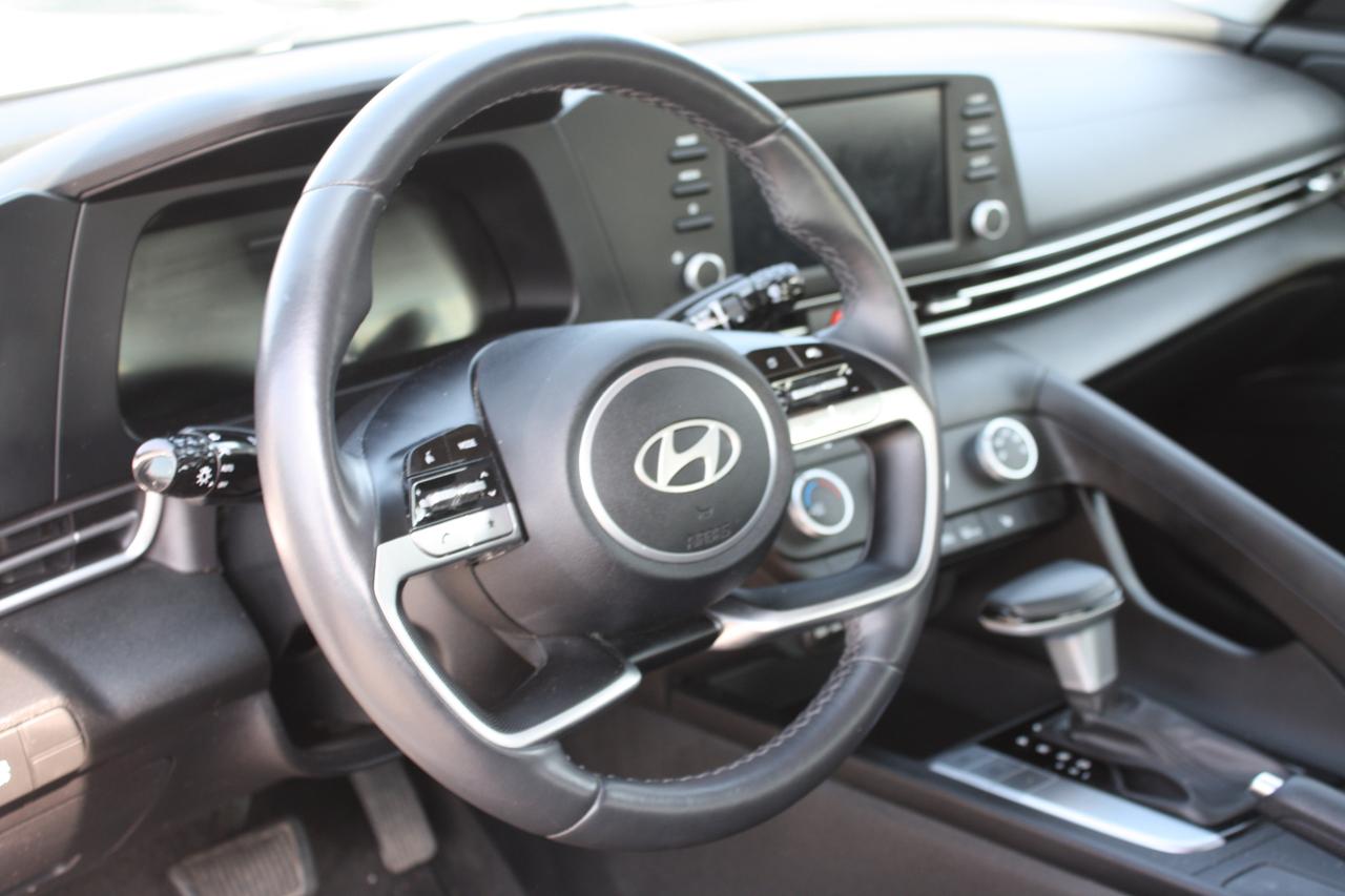 2024 Hyundai Elantra Preferred IVT Photo