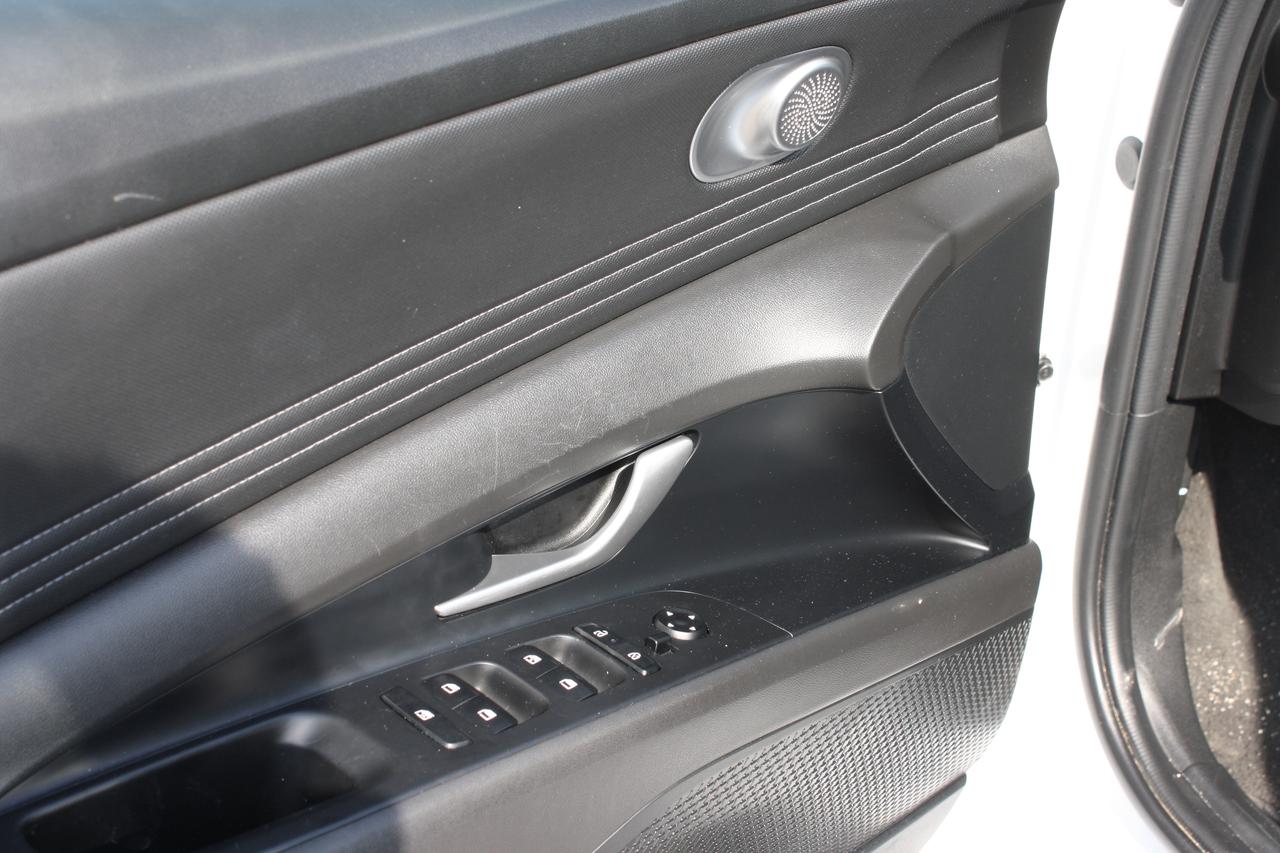 2024 Hyundai Elantra Preferred IVT Photo