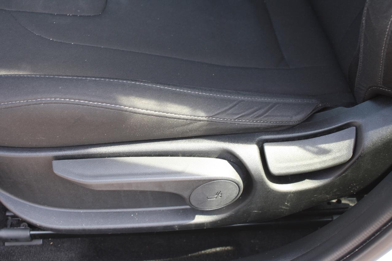 2024 Hyundai Elantra Preferred IVT Photo