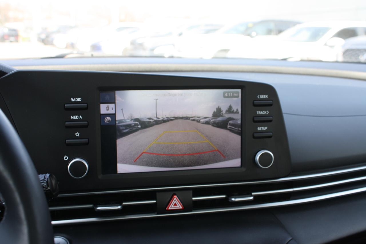 2024 Hyundai Elantra Preferred IVT Photo