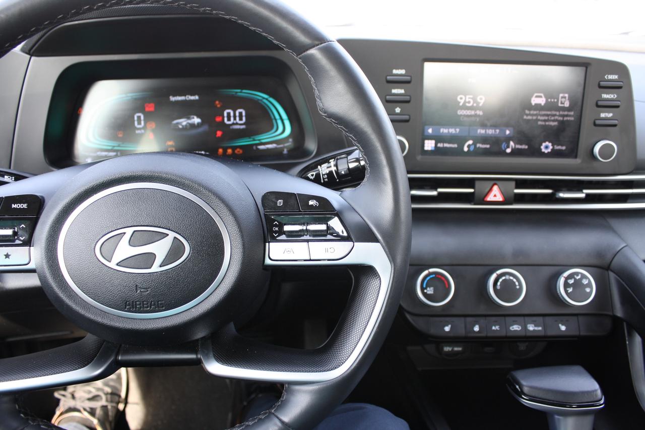 2024 Hyundai Elantra Preferred IVT Photo