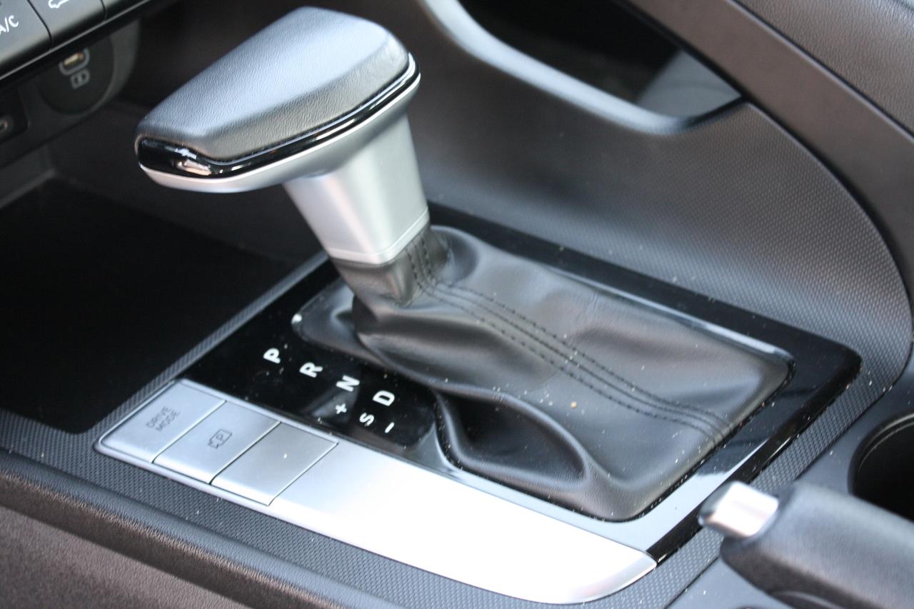 2024 Hyundai Elantra Preferred IVT Photo