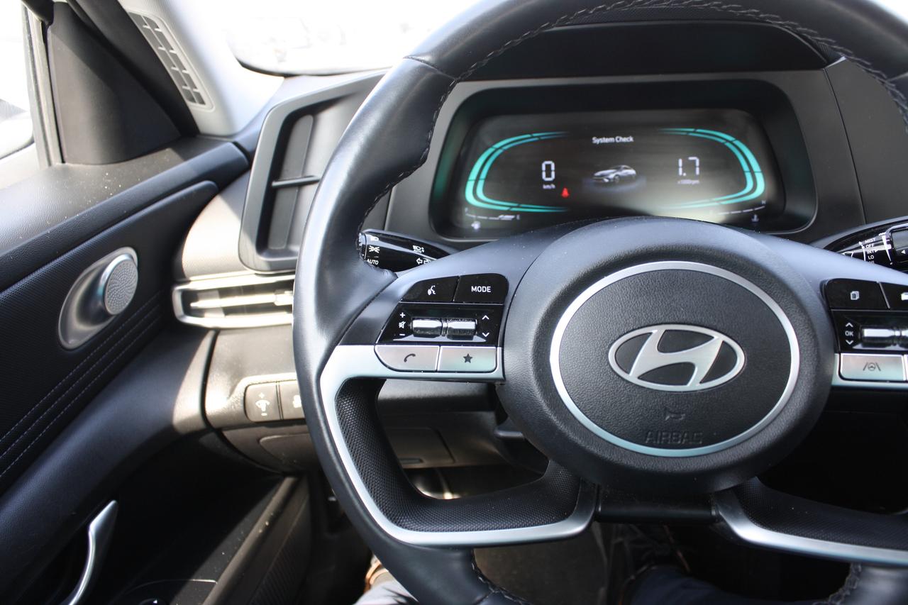 2024 Hyundai Elantra Preferred IVT Photo