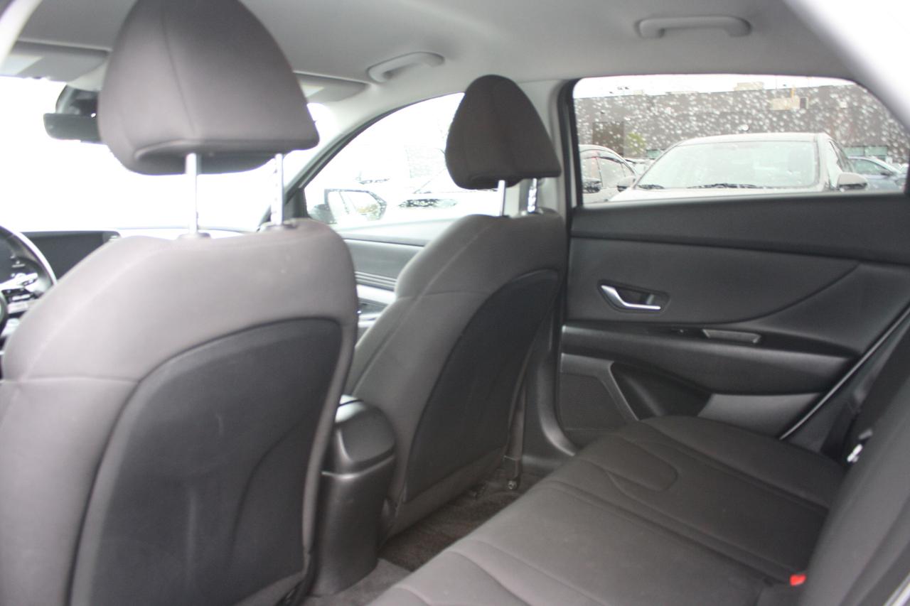 2023 Hyundai Elantra Preferred IVT Photo