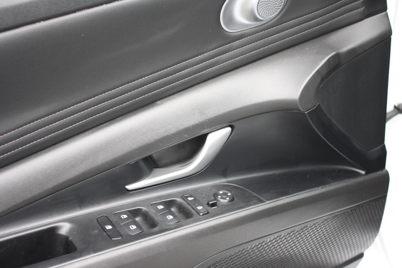 2023 Hyundai Elantra Preferred IVT Photo