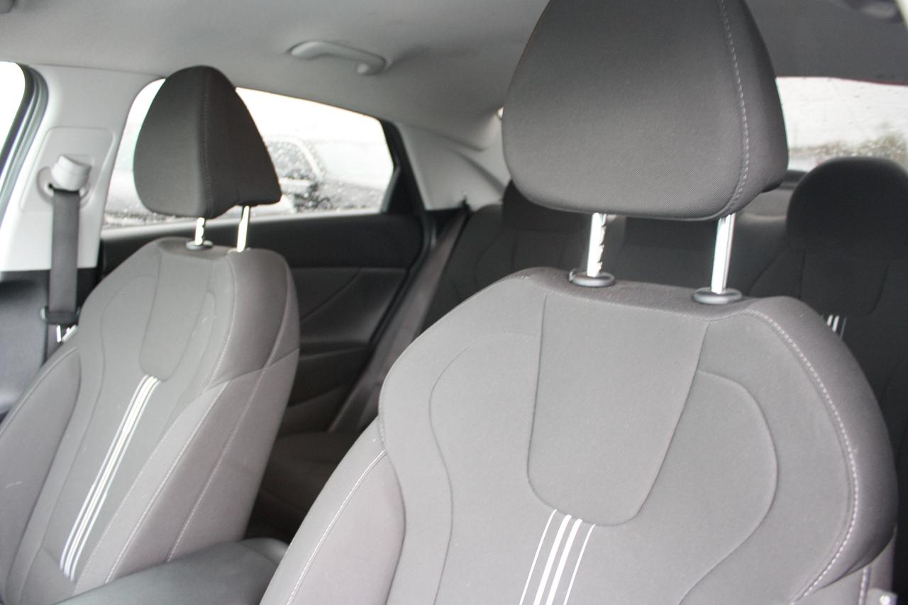 2023 Hyundai Elantra Preferred IVT Photo