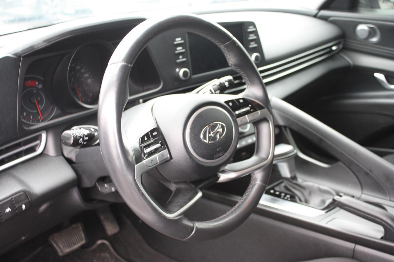2023 Hyundai Elantra Preferred IVT Photo