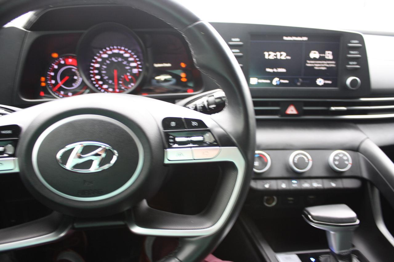 2023 Hyundai Elantra Preferred IVT Photo