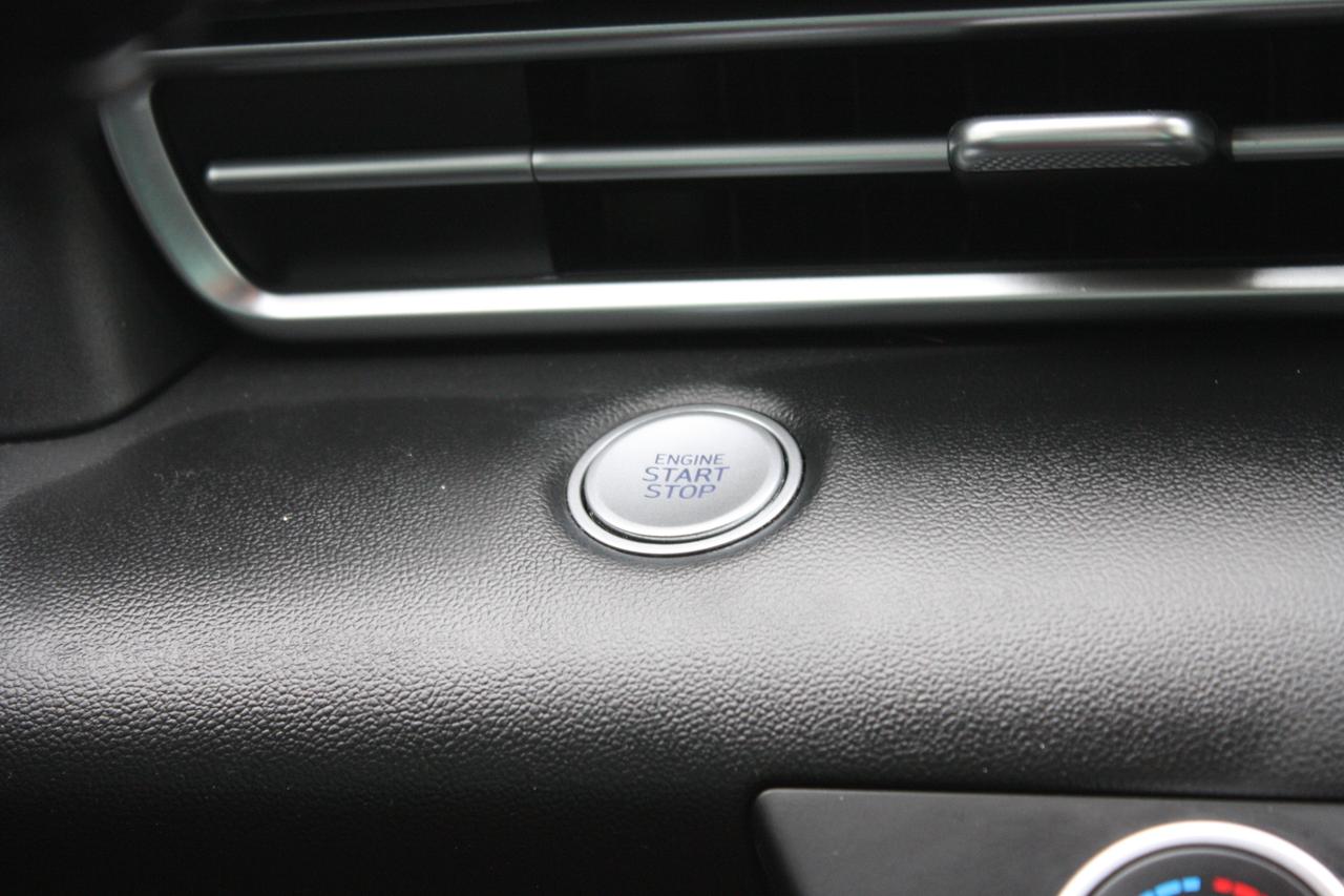 2023 Hyundai Elantra Preferred IVT Photo