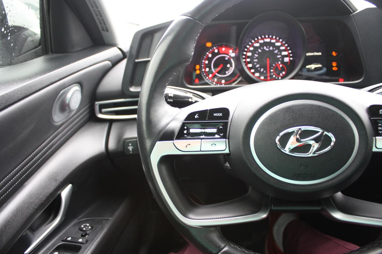 2023 Hyundai Elantra Preferred IVT Photo