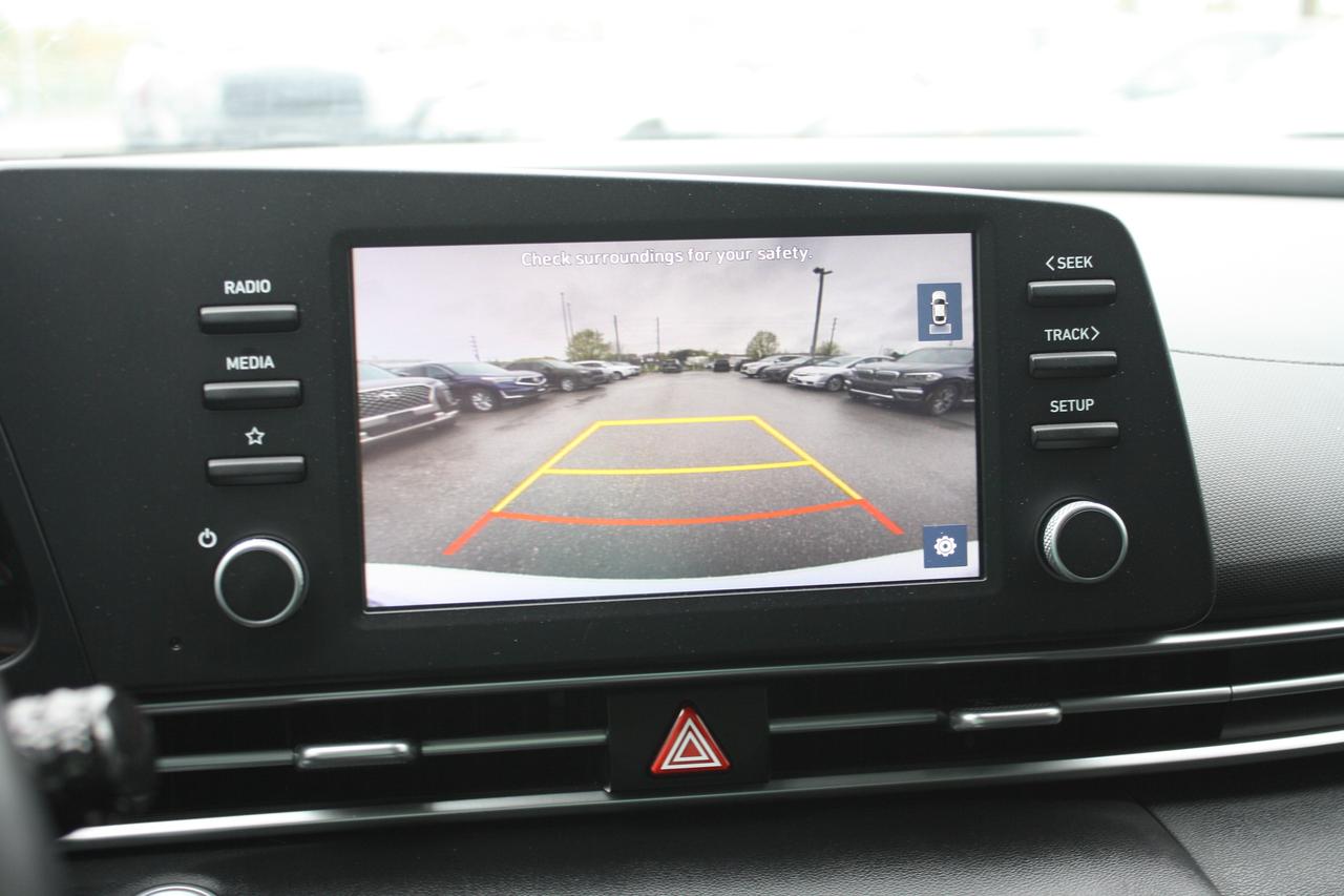 2023 Hyundai Elantra Preferred IVT Photo