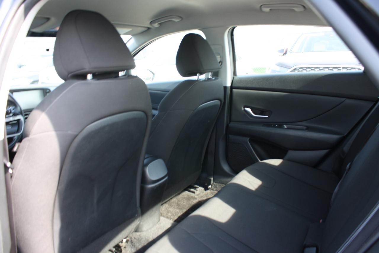 2023 Hyundai Elantra Preferred IVT Photo