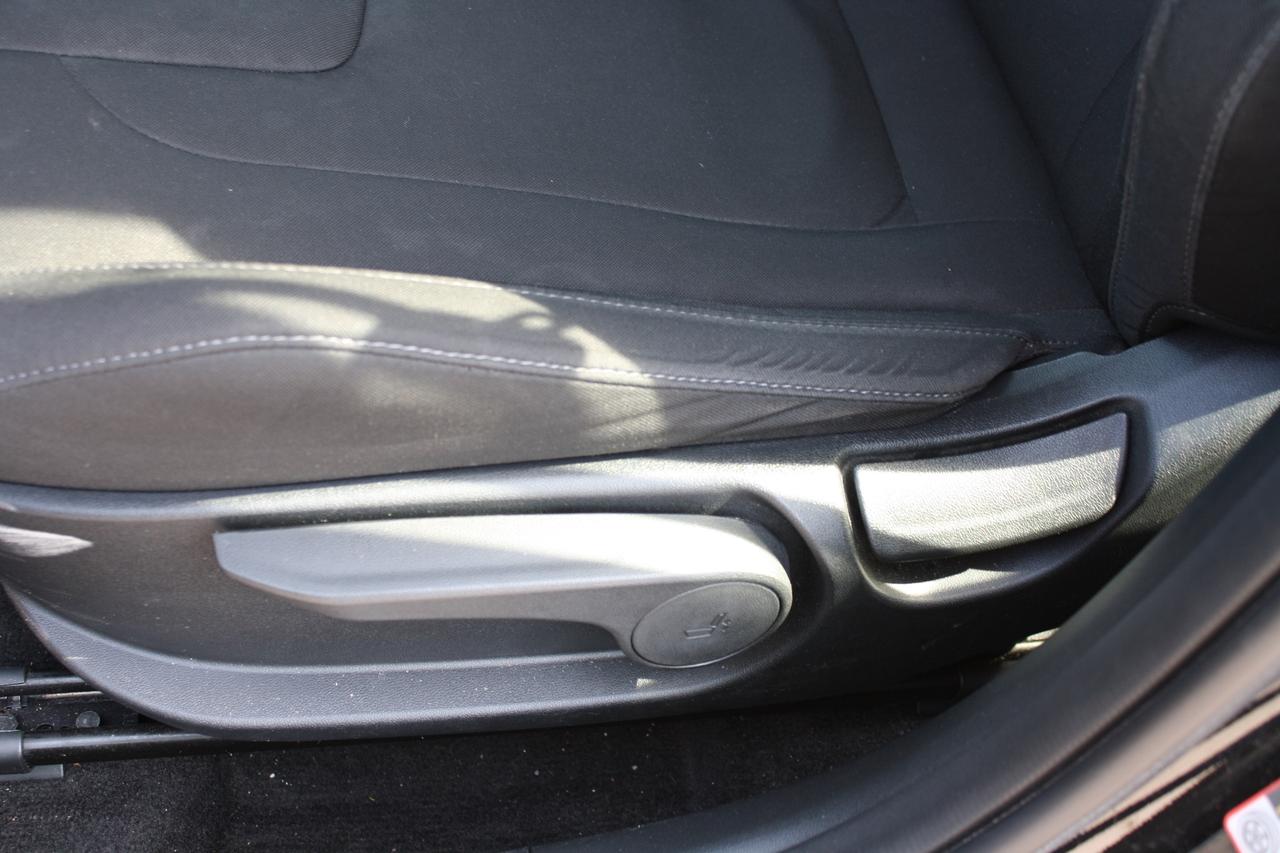 2023 Hyundai Elantra Preferred IVT Photo