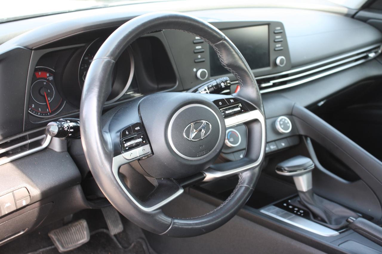 2023 Hyundai Elantra Preferred IVT Photo