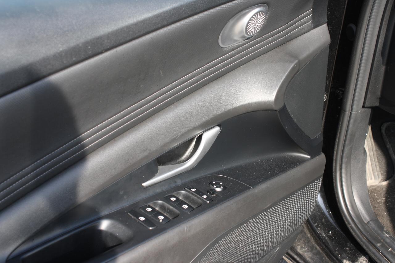 2023 Hyundai Elantra Preferred IVT Photo