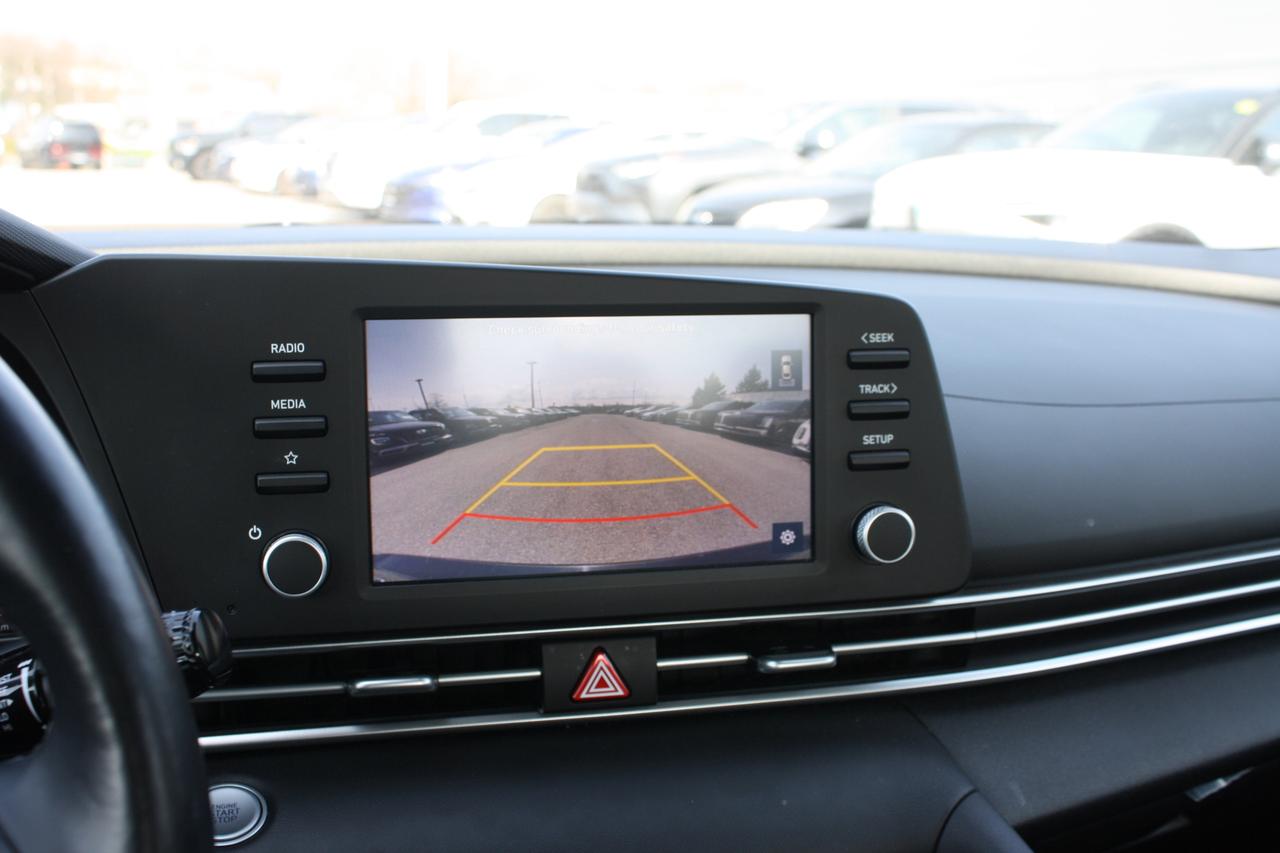 2023 Hyundai Elantra Preferred IVT Photo