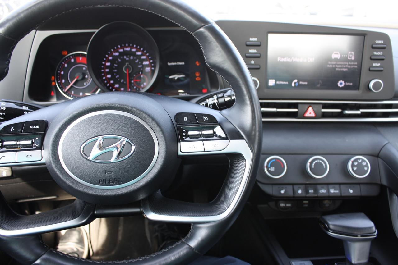 2023 Hyundai Elantra Preferred IVT Photo