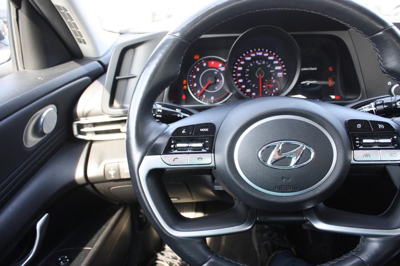2023 Hyundai Elantra Preferred IVT Photo