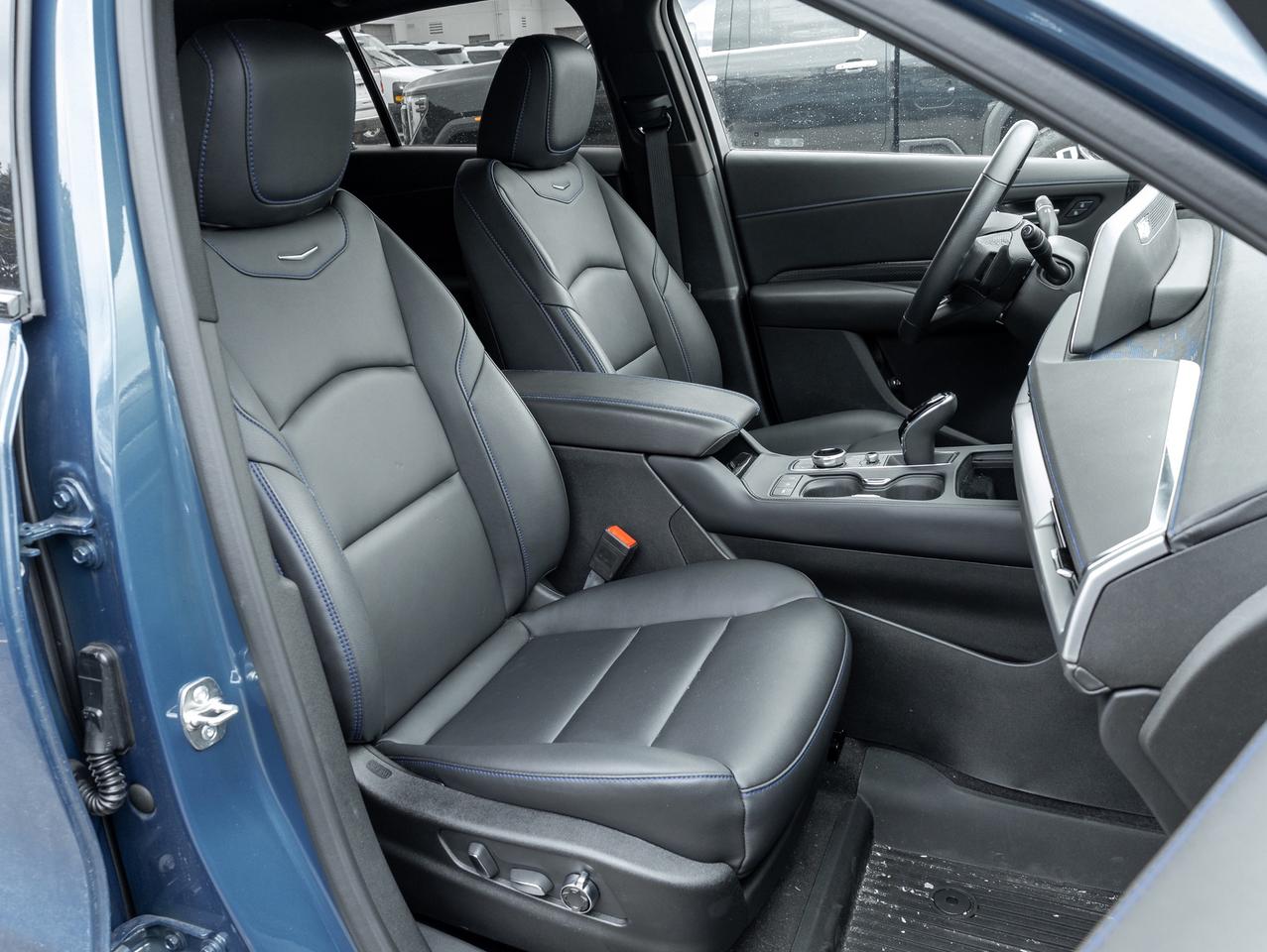 2024 Cadillac XT4 Sport AWD   ROOF   LOW KMS!!! UNDER 6K KMS Photo