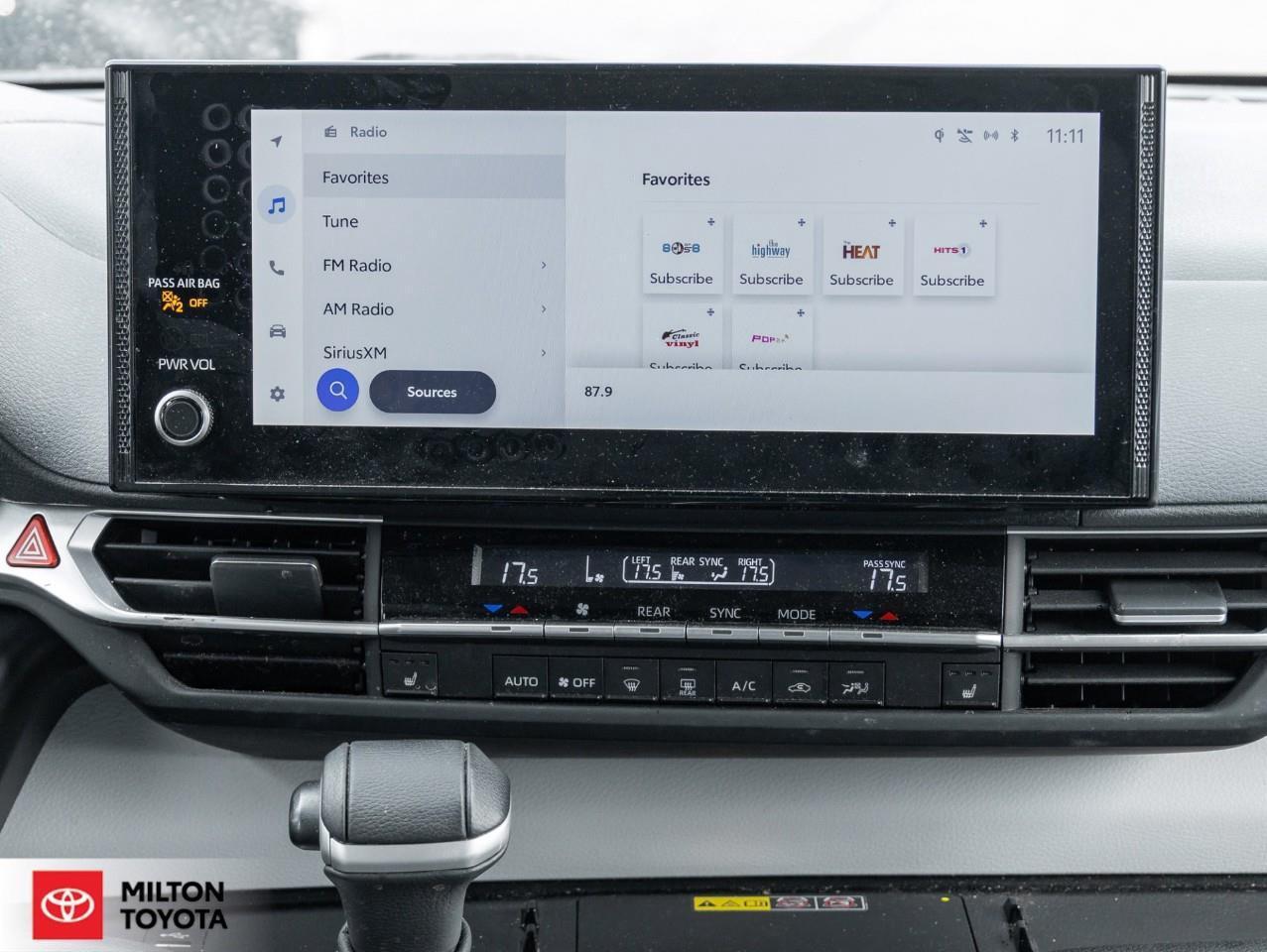 2025 Toyota Sienna 8 PASSENGER SUNROOF LEATHER REMOTE CONNECT ONE OWN Photo