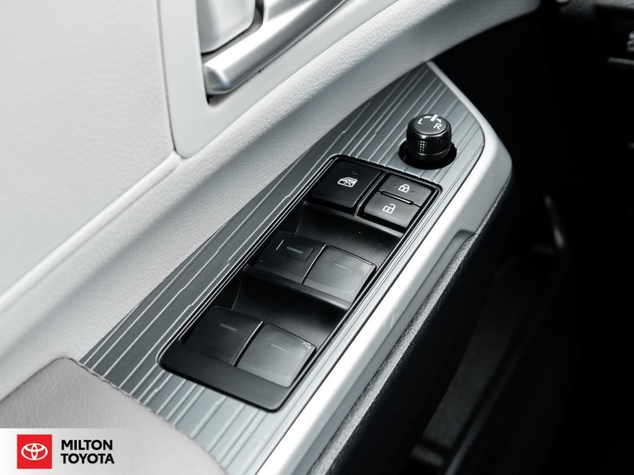 2025 Toyota Sienna 8 PASSENGER SUNROOF LEATHER REMOTE CONNECT ONE OWN Photo