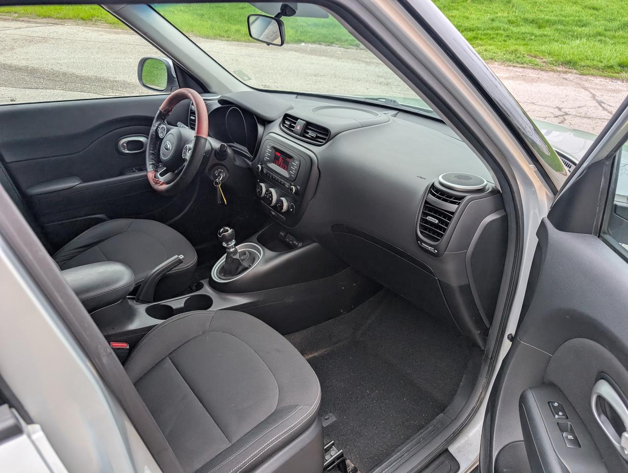 2014 Kia Soul Manual Certified Only 134,000 Km fuel efficient Photo