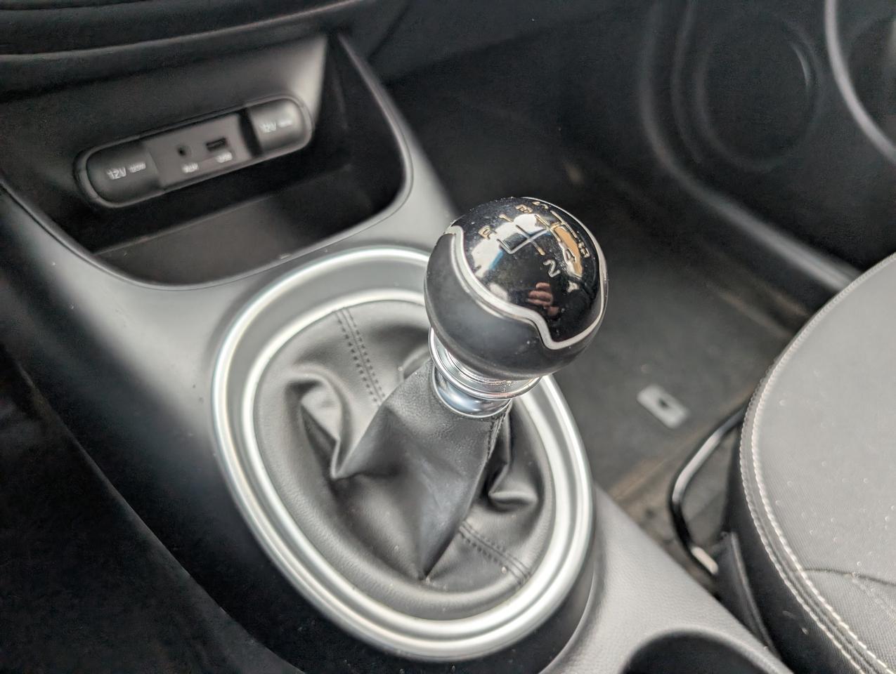 2014 Kia Soul Manual Certified Only 134,000 Km fuel efficient Photo