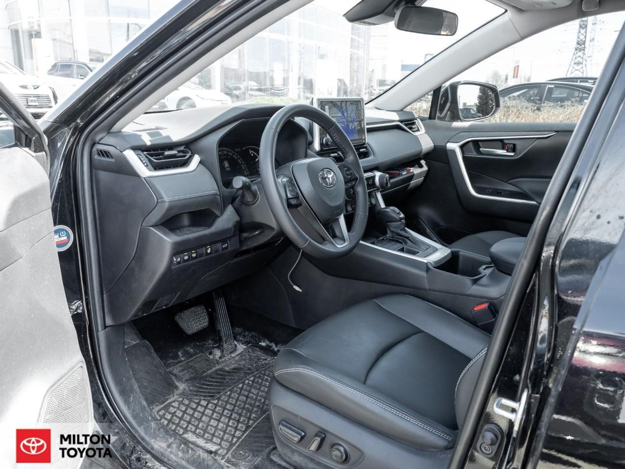 2025 Toyota RAV4 LEATHER SUNROOF REMOTE CONNECT ONE OWNER TCUV XLE Photo