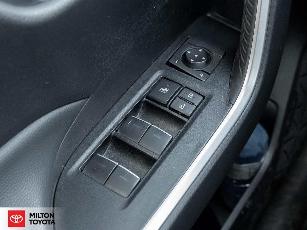 2025 Toyota RAV4 LEATHER SUNROOF REMOTE CONNECT ONE OWNER TCUV XLE Photo