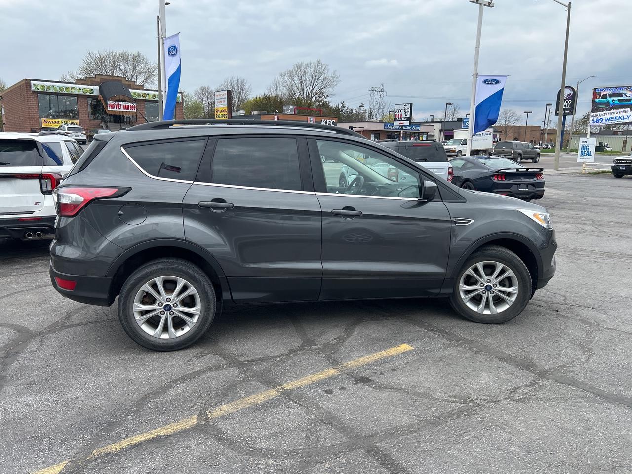 2018 Ford Escape SEL FWD 1.5L PANO ROOF LEATHER ADAPTIVE CRUISE Photo