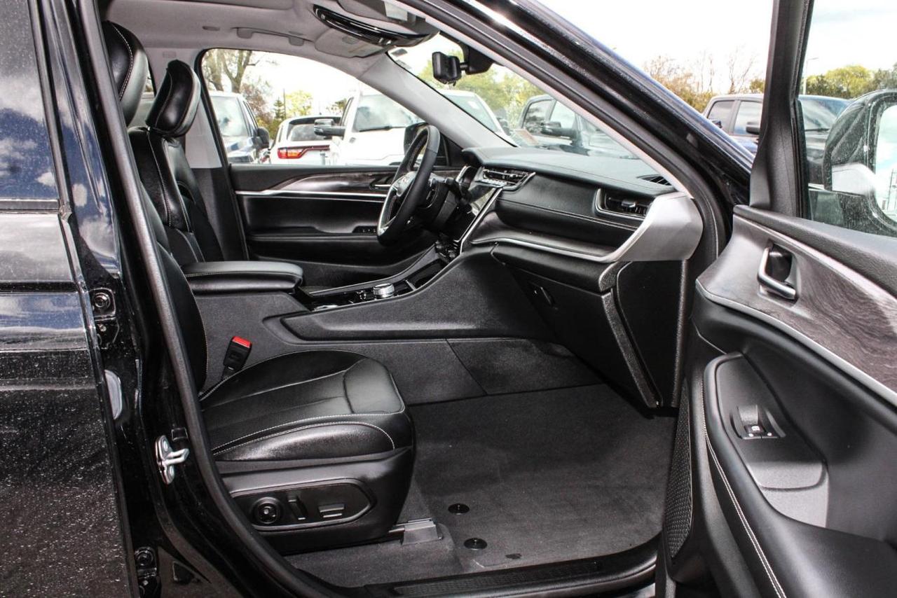 2023 Jeep Grand Cherokee L Grand L Limited  Gps SiriusXM Moonroof BkpCam HtdS Photo