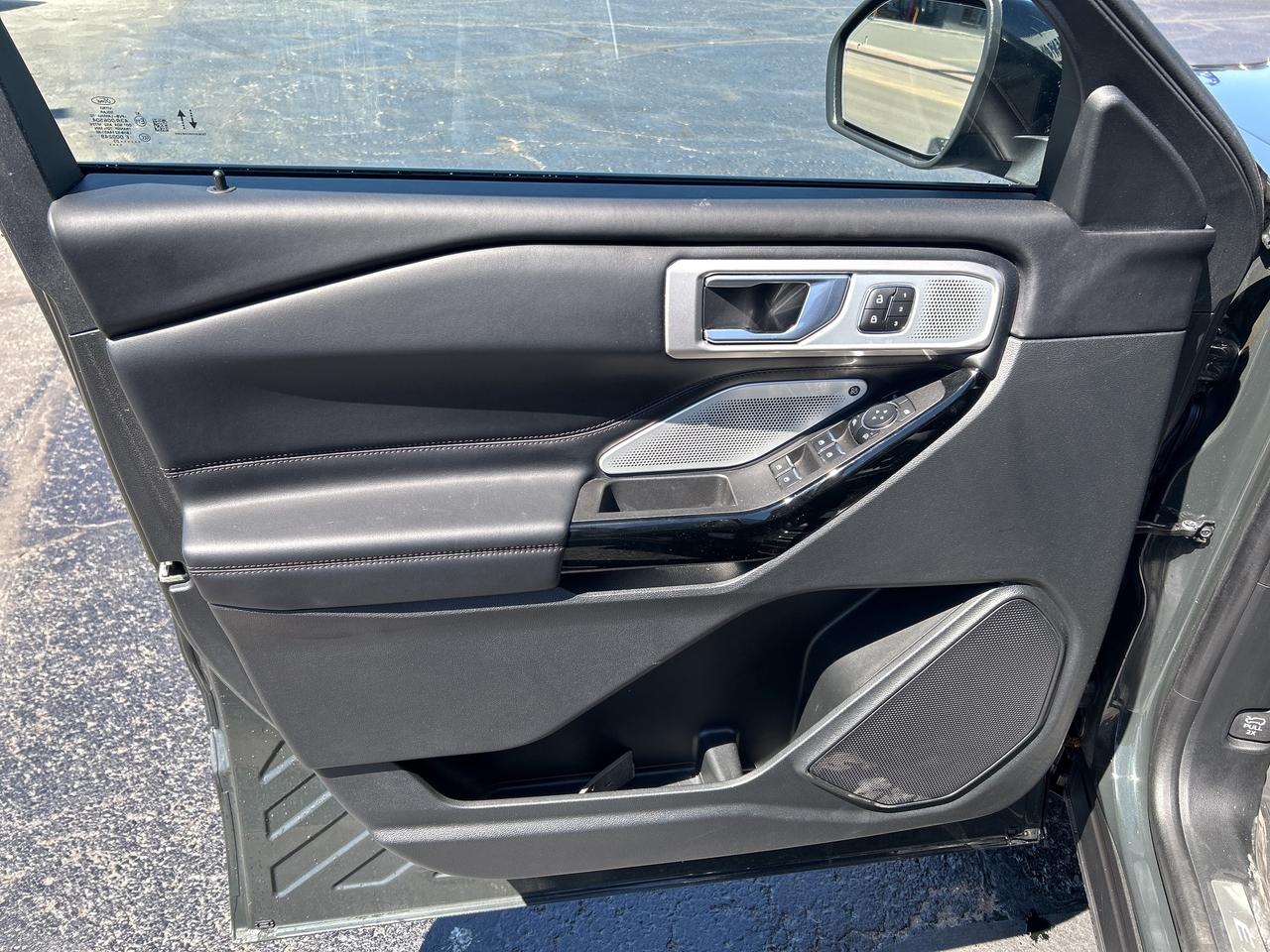 2023 Ford Explorer PLATINUM 3.0L ECOBOOST TECH PKG TOW CLASS IV ADAPT Photo