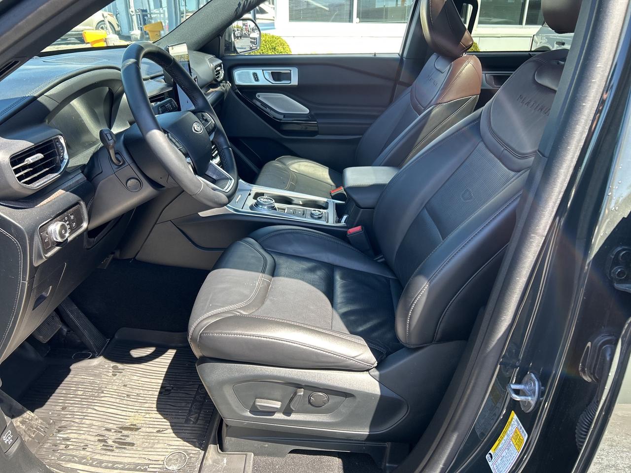 2023 Ford Explorer PLATINUM 3.0L ECOBOOST TECH PKG TOW CLASS IV ADAPT Photo