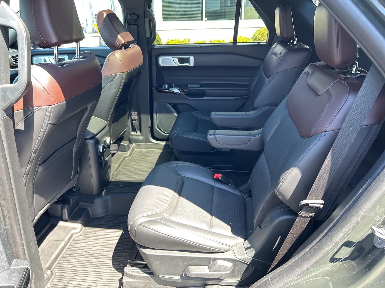 2023 Ford Explorer PLATINUM 3.0L ECOBOOST TECH PKG TOW CLASS IV ADAPT Photo