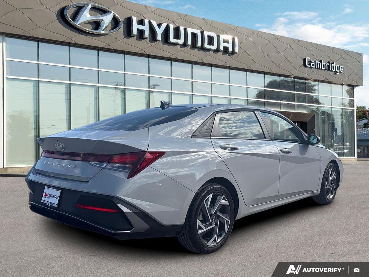 2025 Hyundai Elantra Preferred   NO ACCIDENTS   ONE OWNER   5.9L/100KM Photo