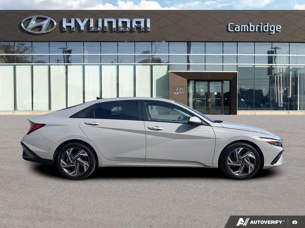 2025 Hyundai Elantra Preferred   NO ACCIDENTS   ONE OWNER   5.9L/100KM Photo